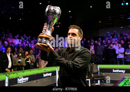 Ronnie O'Sullivan con il trofeo dopo aver vinto il Betway campionato britannico al York Barbican. Foto Stock