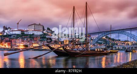 Rabelo tradizionali barche, fiume Douro, cityscape, panorama, crepuscolo, Porto, Portogallo Foto Stock