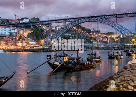 Rabelo tradizionali barche, fiume Douro, cityscape, panorama, crepuscolo, Porto, Portogallo Foto Stock