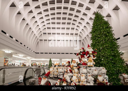 Galeria Kaufhof , albero di Natale, Department Store , atrio, architettura moderna, Alexanderplatz Berlino Foto Stock