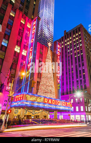 Natale a New York Radio City Music Hall stagione di Natale Rockefeller Center Avenue of the Americas New York City Foto Stock