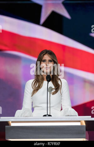 Melania Trump, moda modello e moglie di Repubblicano candidato presidenziale Donald Trump risolve il primo giorno della Convention Nazionale Repubblicana a Quicken prestiti Centro luglio 18, 2016 a Cleveland, Ohio. Foto Stock