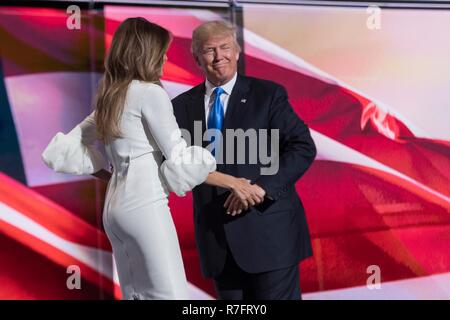 Il repubblicano candidato presidenziale Donald Trump abbraccia la moglie Melania dopo la sua introduzione nel corso della prima giornata della Convention Nazionale Repubblicana a Quicken prestiti Centro luglio 18, 2016 a Cleveland, Ohio. Foto Stock