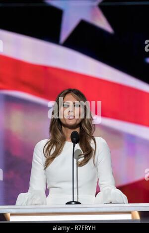 Melania Trump, moda modello e moglie di Repubblicano candidato presidenziale Donald Trump risolve il primo giorno della Convention Nazionale Repubblicana a Quicken prestiti Centro luglio 18, 2016 a Cleveland, Ohio. Foto Stock