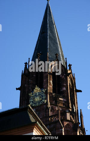 La storica torre dell'orologio della chiesa collegiata di San Pietro e Alexander di Aschaffenburg. Foto Stock