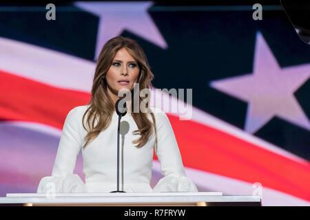 Melania Trump, moda modello e moglie di Repubblicano candidato presidenziale Donald Trump risolve il primo giorno della Convention Nazionale Repubblicana a Quicken prestiti Centro luglio 18, 2016 a Cleveland, Ohio. Foto Stock