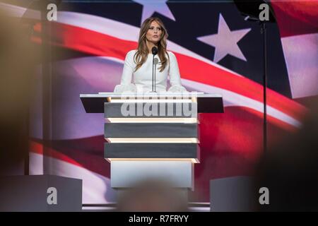 Melania Trump, moda modello e moglie di Repubblicano candidato presidenziale Donald Trump risolve il primo giorno della Convention Nazionale Repubblicana a Quicken prestiti Centro luglio 18, 2016 a Cleveland, Ohio. Foto Stock