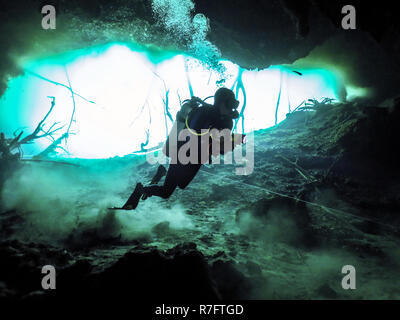 Scuba Diver all'interno di una grotta sottomarina in Messico Foto Stock