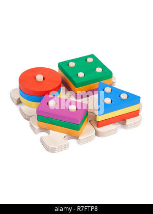 Foto di un giocattolo di legno per bambini con sorter piccoli dettagli in legno in forma di forme geometriche (rettangolo, quadrato, cerchio, triangolo), in differenti Foto Stock