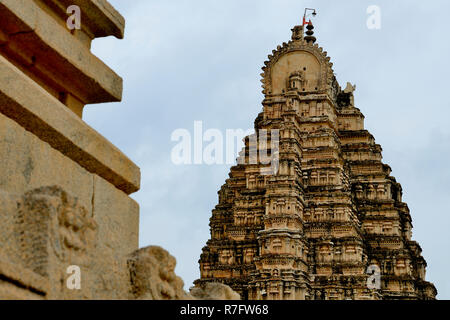 Splendidamente scolpito Tempio Virupaksha, situato in Hampi, Ballari district, Karnataka, India Foto Stock