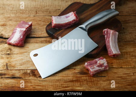 Cleaver coltello e nervature sulla tavola di legno Foto Stock