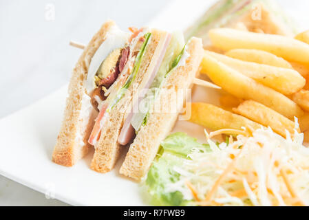 Club Sandwich in piastra bianca - selettivo punto di messa a fuoco Foto Stock