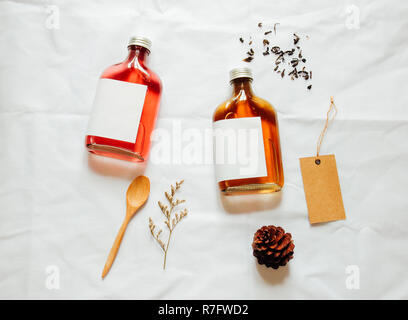 Cold brew tea branding mockup impostato con le foglie di tè Foto Stock