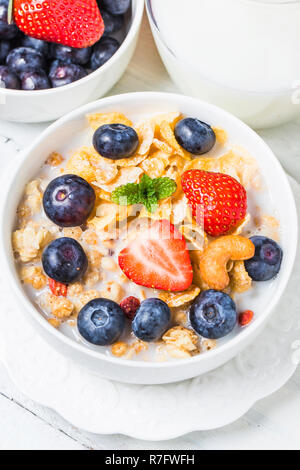 Fiocchi croccanti con mirtilli e vari yogurt per una sana prima colazione Foto Stock