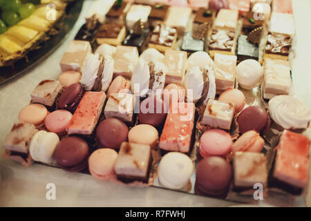 Deliziosi amaretti colorati e dolci sul matrimonio candy bar Foto Stock