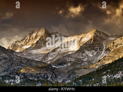 Bear Creek guglia, Mt Dade sulla piccola valle dei laghi, John Muir Wilderness, Inyo National Forest, Eastern Sierra Nevada, in California, Stati Uniti d'America Foto Stock