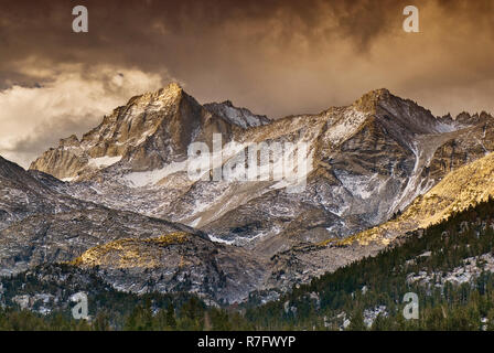 Bear Creek guglia, Mt Dade sulla piccola valle dei laghi, John Muir Wilderness, Inyo National Forest, Eastern Sierra Nevada, in California, Stati Uniti d'America Foto Stock