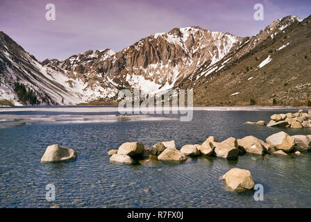 Condannare il lago in inverno, con alloro Mountain in background, Eastern Sierra Nevada, in California, Stati Uniti d'America Foto Stock