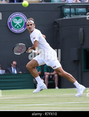 Il giocatore svizzero Roger Federer in azione a Wimbledon, Londra, Gran Bretagna, Regno Unito. Foto Stock