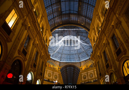 Milano, Italia, il 5 dicembre , 2018 - Vetro lucernario cupola a arcade Galleria Vittorio Emanuele II illuminato con luci di Natale a Milano, Italia. Foto Stock
