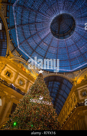 Milano, Italia, il 5 dicembre , 2018 - Galleria Vittorio Emanuele II a Milano con albero di Natale illuminato e lighs, Italia Foto Stock