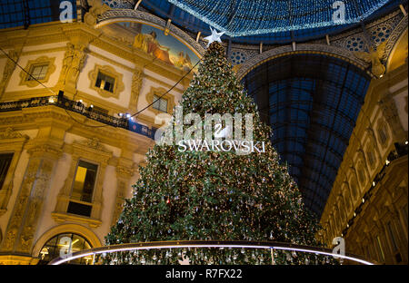 Milano, Italia, il 5 dicembre , 2018 - Galleria Vittorio Emanuele II a Milano con albero di Natale illuminato e lighs, Italia Foto Stock