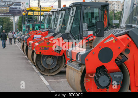 Tver, Russia - 11 Settembre 2017: potenti attrezzature per costruzioni stradali per la costruzione di un'autostrada. Foto Stock