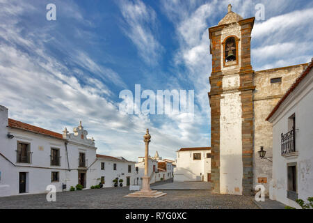 Centro storico con la chiesa di Santa Maria da Lagoa, Monsaraz, Alentejo, Portogallo Foto Stock