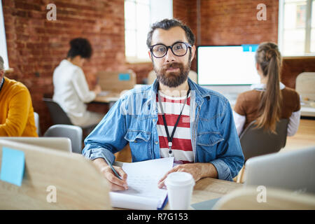 Lavorare con i documenti finanziari Foto Stock