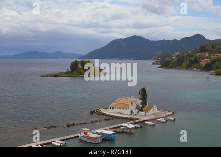 Mare golfo, isola e monastero Vlaherna. Canoni, Corfù, Grecia Foto Stock