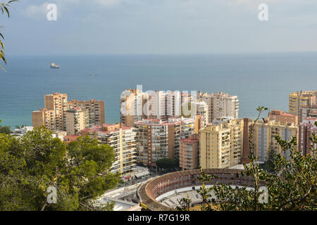 Città di Malaga. Mare e arena dei tori. Vista della città dalla parete di fortezza. Foto Stock