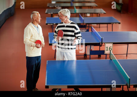 I giocatori di tennis da tavolo Foto Stock