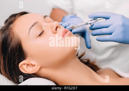 Donna con iniezione a labbro per labbro augmentation Foto Stock
