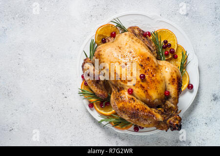 Chrismas il pollo al forno con mirtillo rosso, arancio e rosmarino. Gastronomia natalizia. Foto Stock