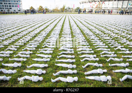 'Shrouds della Somme' che dispone di protezioni 72,396 stabiliti spalla a spalla a Londra la regina Elisabetta Olympic Park e aperta al pubblico dal 8 al 18 di novembre. Schermi della Somme è un arte di installazione che fisicamente rappresenta ogni 72,396 Commonwealth Britannico soldati uccisi in battaglia delle somme che non hanno conosciuto sepoltura, e i cui nomi sono incisi sul Thiepval Memorial. Negli ultimi cinque anni - con appena un giorno di riposo - artista Rob ascoltato è stato mano-cucitura protezioni di calico e il legame di essi su piccole figure. Esso ha preso lui 13.000 ore e arou Foto Stock