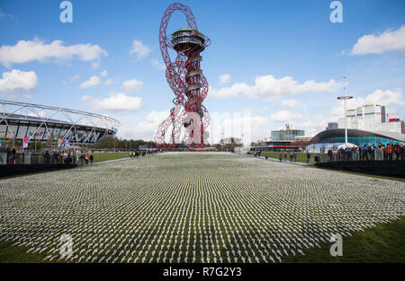 'Shrouds della Somme' che dispone di protezioni 72,396 stabiliti spalla a spalla a Londra la regina Elisabetta Olympic Park e aperta al pubblico dal 8 al 18 di novembre. Schermi della Somme è un arte di installazione che fisicamente rappresenta ogni 72,396 Commonwealth Britannico soldati uccisi in battaglia delle somme che non hanno conosciuto sepoltura, e i cui nomi sono incisi sul Thiepval Memorial. Negli ultimi cinque anni - con appena un giorno di riposo - artista Rob ascoltato è stato mano-cucitura protezioni di calico e il legame di essi su piccole figure. Esso ha preso lui 13.000 ore e arou Foto Stock