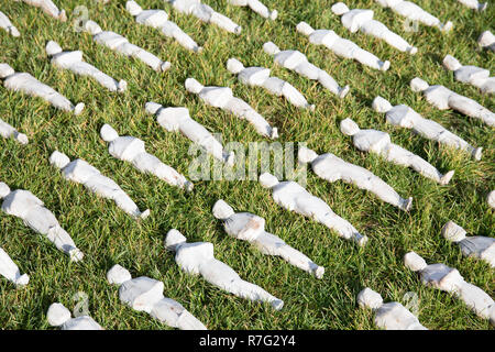 'Shrouds della Somme' che dispone di protezioni 72,396 stabiliti spalla a spalla a Londra la regina Elisabetta Olympic Park e aperta al pubblico dal 8 al 18 di novembre. Schermi della Somme è un arte di installazione che fisicamente rappresenta ogni 72,396 Commonwealth Britannico soldati uccisi in battaglia delle somme che non hanno conosciuto sepoltura, e i cui nomi sono incisi sul Thiepval Memorial. Negli ultimi cinque anni - con appena un giorno di riposo - artista Rob ascoltato è stato mano-cucitura protezioni di calico e il legame di essi su piccole figure. Esso ha preso lui 13.000 ore e arou Foto Stock