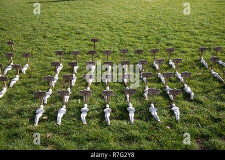 'Shrouds della Somme' che dispone di protezioni 72,396 stabiliti spalla a spalla a Londra la regina Elisabetta Olympic Park e aperta al pubblico dal 8 al 18 di novembre. Schermi della Somme è un arte di installazione che fisicamente rappresenta ogni 72,396 Commonwealth Britannico soldati uccisi in battaglia delle somme che non hanno conosciuto sepoltura, e i cui nomi sono incisi sul Thiepval Memorial. Negli ultimi cinque anni - con appena un giorno di riposo - artista Rob ascoltato è stato mano-cucitura protezioni di calico e il legame di essi su piccole figure. Esso ha preso lui 13.000 ore e arou Foto Stock