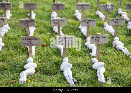 'Shrouds della Somme' che dispone di protezioni 72,396 stabiliti spalla a spalla a Londra la regina Elisabetta Olympic Park e aperta al pubblico dal 8 al 18 di novembre. Schermi della Somme è un arte di installazione che fisicamente rappresenta ogni 72,396 Commonwealth Britannico soldati uccisi in battaglia delle somme che non hanno conosciuto sepoltura, e i cui nomi sono incisi sul Thiepval Memorial. Negli ultimi cinque anni - con appena un giorno di riposo - artista Rob ascoltato è stato mano-cucitura protezioni di calico e il legame di essi su piccole figure. Esso ha preso lui 13.000 ore e arou Foto Stock