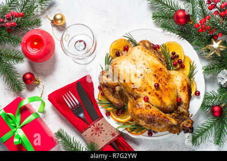 Chrismas il pollo al forno con mirtillo rosso, arancio e rosmarino. Gastronomia natalizia. Foto Stock