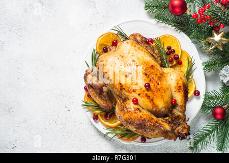 Chrismas il pollo al forno con mirtillo rosso, arancio e rosmarino. Gastronomia natalizia. Foto Stock