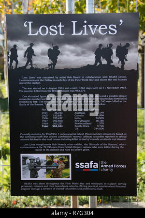 'Shrouds della Somme' che dispone di protezioni 72,396 stabiliti spalla a spalla a Londra la regina Elisabetta Olympic Park e aperta al pubblico dal 8 al 18 di novembre. Schermi della Somme è un arte di installazione che fisicamente rappresenta ogni 72,396 Commonwealth Britannico soldati uccisi in battaglia delle somme che non hanno conosciuto sepoltura, e i cui nomi sono incisi sul Thiepval Memorial. Negli ultimi cinque anni - con appena un giorno di riposo - artista Rob ascoltato è stato mano-cucitura protezioni di calico e il legame di essi su piccole figure. Esso ha preso lui 13.000 ore e arou Foto Stock