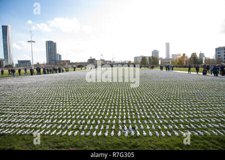 'Shrouds della Somme' che dispone di protezioni 72,396 stabiliti spalla a spalla a Londra la regina Elisabetta Olympic Park e aperta al pubblico dal 8 al 18 di novembre. Schermi della Somme è un arte di installazione che fisicamente rappresenta ogni 72,396 Commonwealth Britannico soldati uccisi in battaglia delle somme che non hanno conosciuto sepoltura, e i cui nomi sono incisi sul Thiepval Memorial. Negli ultimi cinque anni - con appena un giorno di riposo - artista Rob ascoltato è stato mano-cucitura protezioni di calico e il legame di essi su piccole figure. Esso ha preso lui 13.000 ore e arou Foto Stock