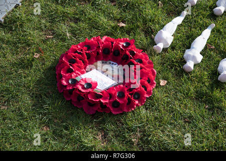 'Shrouds della Somme' che dispone di protezioni 72,396 stabiliti spalla a spalla a Londra la regina Elisabetta Olympic Park e aperta al pubblico dal 8 al 18 di novembre. Schermi della Somme è un arte di installazione che fisicamente rappresenta ogni 72,396 Commonwealth Britannico soldati uccisi in battaglia delle somme che non hanno conosciuto sepoltura, e i cui nomi sono incisi sul Thiepval Memorial. Negli ultimi cinque anni - con appena un giorno di riposo - artista Rob ascoltato è stato mano-cucitura protezioni di calico e il legame di essi su piccole figure. Esso ha preso lui 13.000 ore e arou Foto Stock