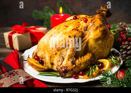 Chrismas il pollo al forno con mirtillo rosso, arancio e rosmarino. Cena di Natale. Foto Stock