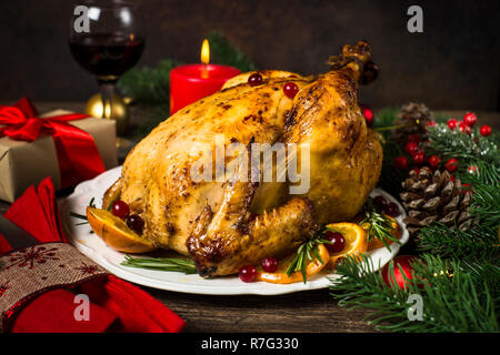 Chrismas il pollo al forno con mirtillo rosso, arancio e rosmarino. Cena di Natale. Foto Stock