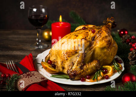 Chrismas il pollo al forno con mirtillo rosso, arancio e rosmarino. Cena di Natale. Foto Stock