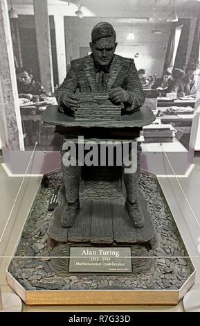 Alan Turing scultura in ardesia da Stephen bollitore a Bletchley Park Museum di codice e Cyphers Foto Stock