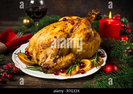 Chrismas il pollo al forno con mirtillo rosso, arancio e rosmarino. Cena di Natale. Foto Stock