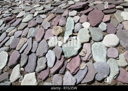 Mani di pietra con iscrizioni, Lamayuru, Ladakh, Jammu e Kashmir India Foto Stock